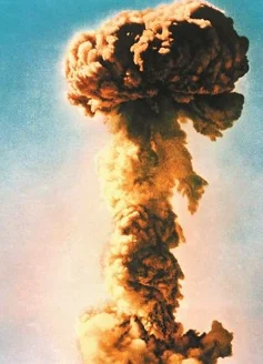 第一颗原子爆炸是哪年
