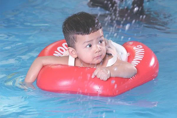 婴幼儿游泳（婴儿该怎么游泳）