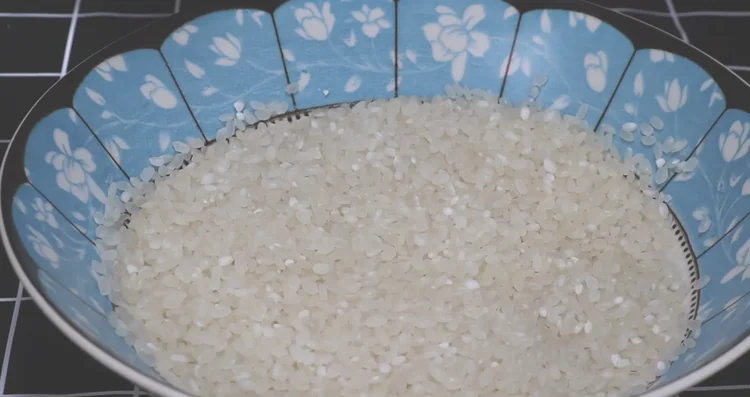 看看五星级大厨蒸米饭，用冷水就错了，这技术太厉害了，粒粒分明