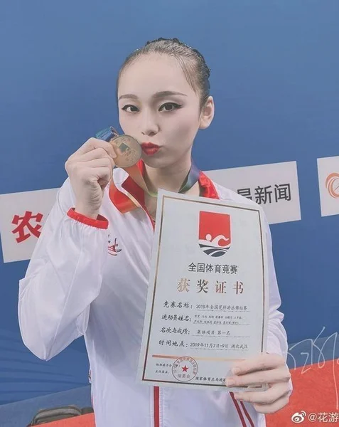 中国队蝉联女子花游集体银牌，尹成昕被称“湖北最美女孩”