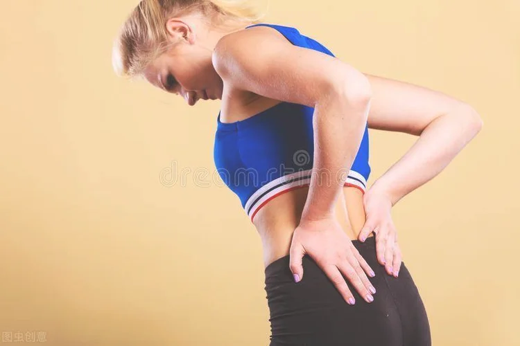 后背痛是什么原因(女性后背脊椎中