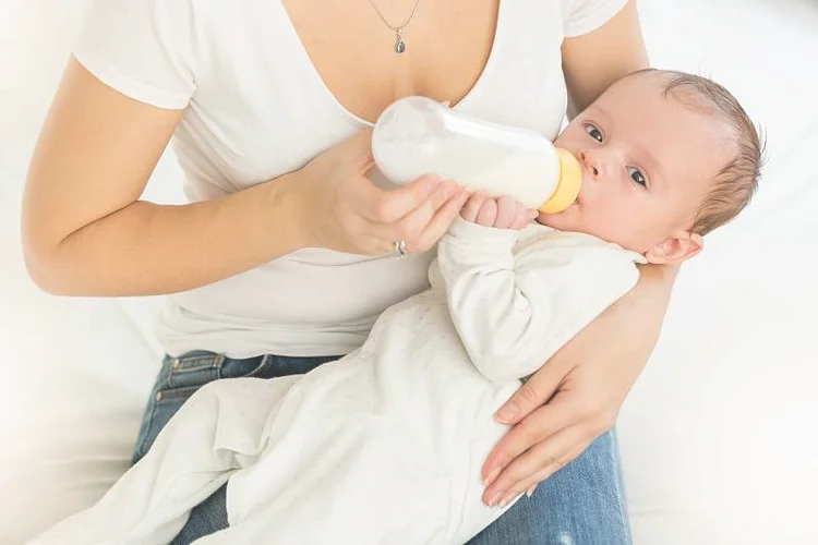 宝宝吐奶是什么原因(新生儿吐奶有点酸是怎么回事)